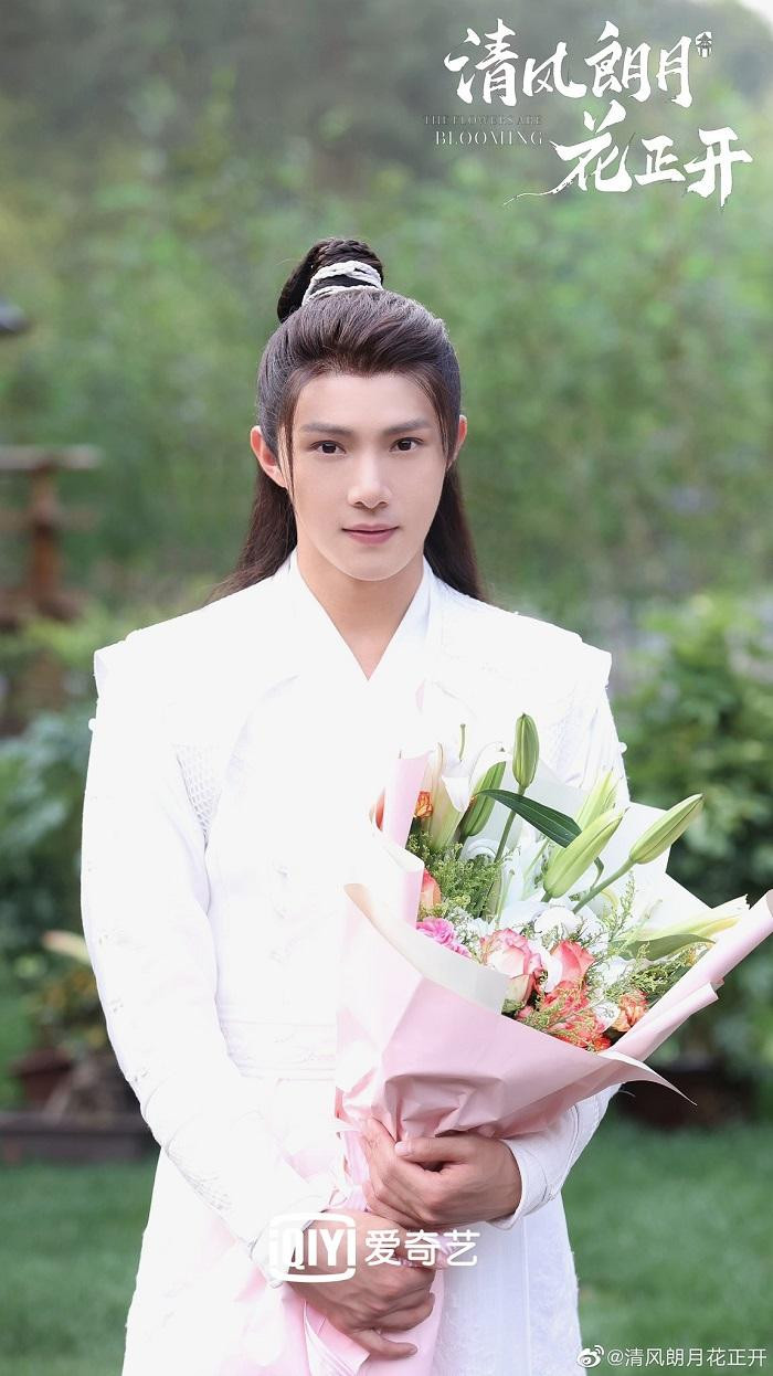 nhưng bạn diễn của cô được đánh giá là không có danh tiếng, diễn xuất còn nghi ngại. nhưng bạn diễn của cô được đánh giá là không có danh tiếng, diễn xuất còn nghi ngại.