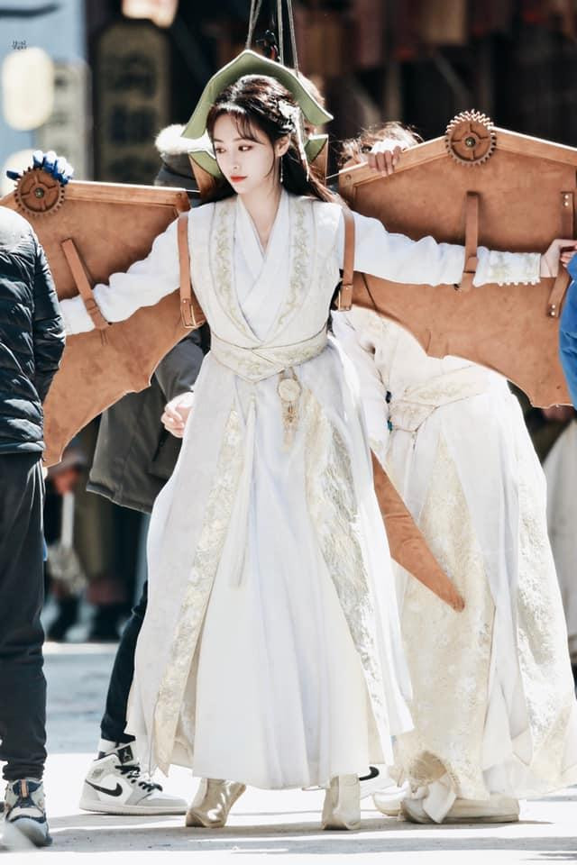 Hứa Giai Kỳ phù hợp với tạo hình nữ tính, ngọt ngào. Hứa Giai Kỳ phù hợp với tạo hình nữ tính, ngọt ngào.