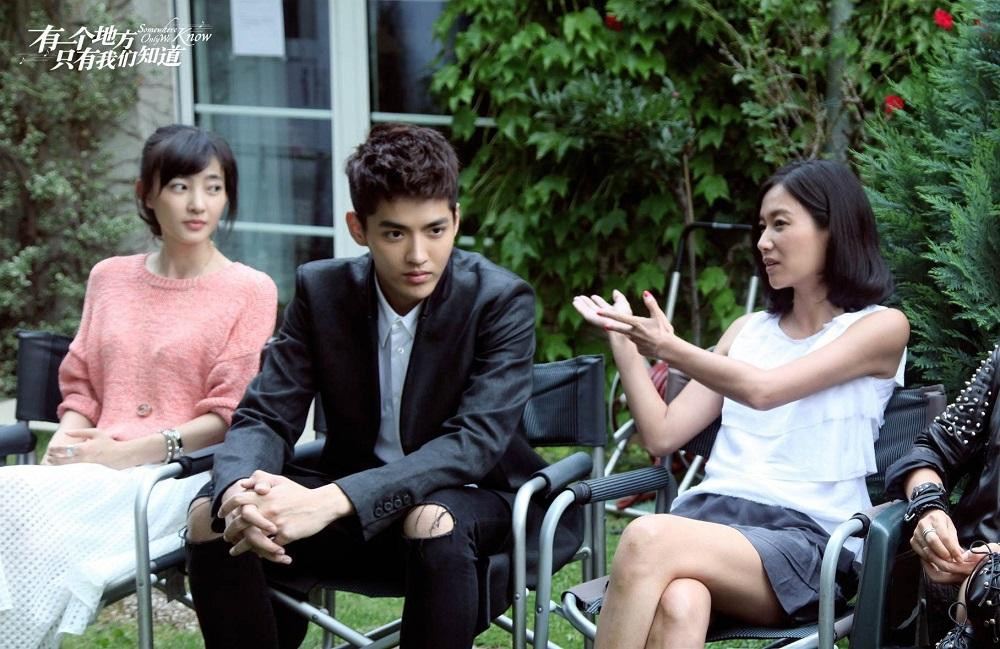 Nhưng có cảm giác Ngô Diệc Phàm và đạo diễn Từ Tịnh Lôi (góc phải ngoài cùng, áo trắng) mới là couple, tin đồn hẹn hò bí mật cũng từ bộ phim này mà ra.