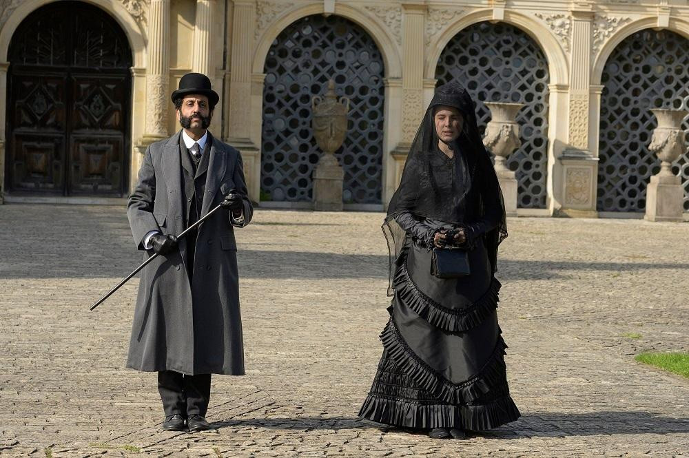 Cuộc gặp gỡ hài hước giữa Enola và thanh tra Lestrade.