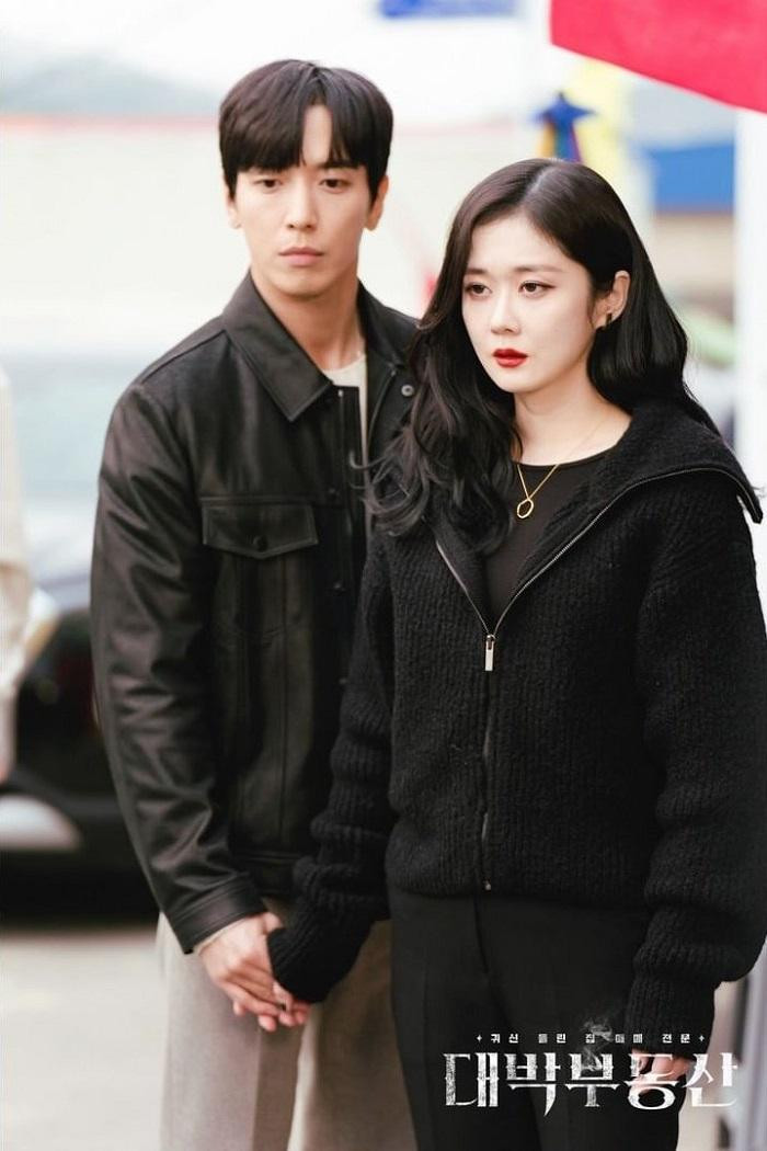 Nắm tay giữ ấm cho pháp sư là một phần công việc của &quot;ông đồng&quot; Oh In Bum.