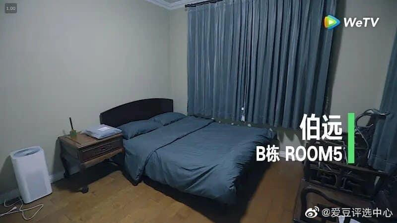 Phòng của Bá Viễn có một đôi ghế "cung đấu" khó hiểu... Phòng của Bá Viễn có một đôi ghế "cung đấu" khó hiểu...