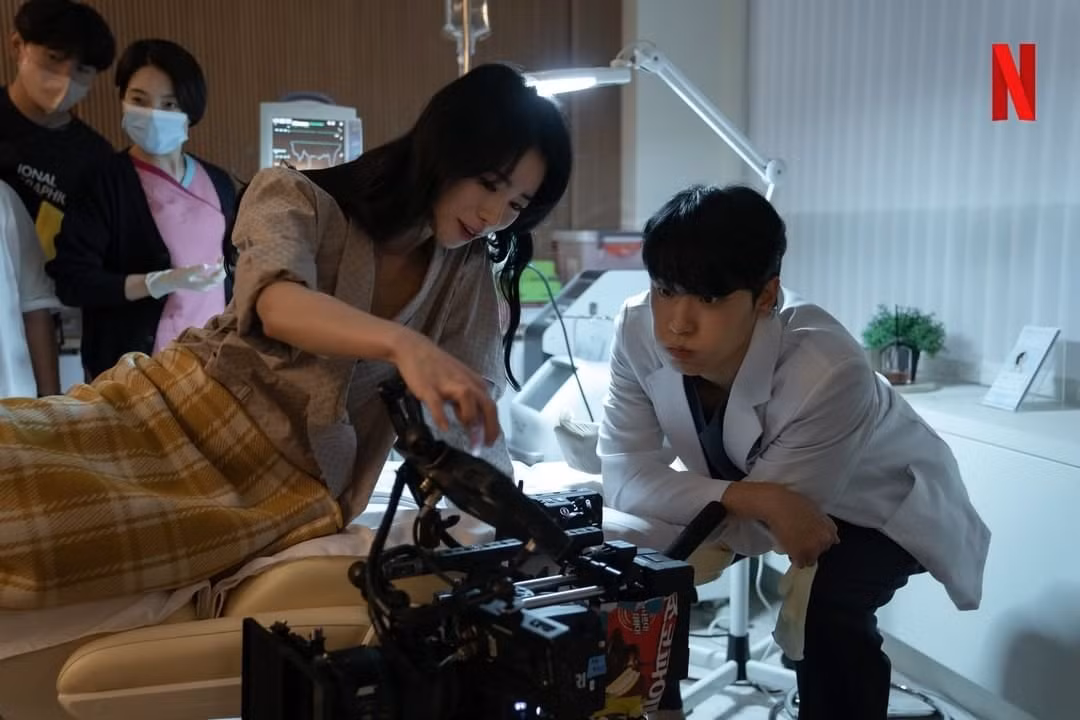 Lee Do Hyun và Lim Ji Yeon trên phim trường The Glory.