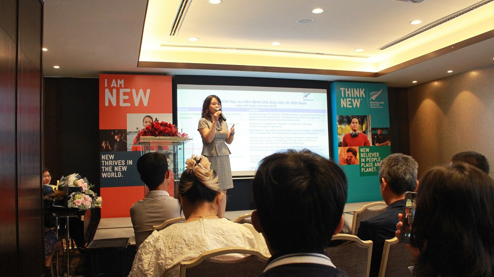 Hội thảo “Học bổng Manaaki” được đông đảo các bạn sinh viên quan tâm. Hội thảo “Học bổng Manaaki” được đông đảo các bạn sinh viên quan tâm.