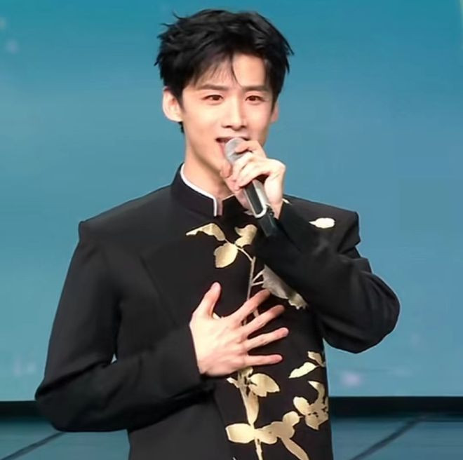 Nhưng khi diễn chính thức đã thay quần áo tối màu. Nhưng khi diễn chính thức đã thay quần áo tối màu.