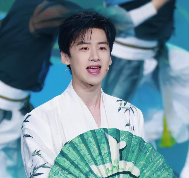 Khi diễn tập Bạch Kính Đình mặc quần áo sáng màu. Khi diễn tập Bạch Kính Đình mặc quần áo sáng màu.