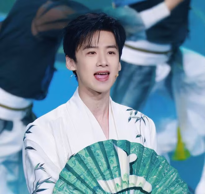 Khi diễn tập Bạch Kính Đình mặc quần áo sáng màu.