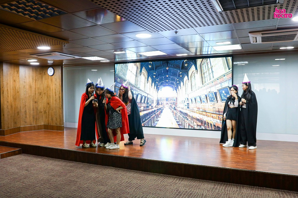 Đội Pause và NBM2A đưa cả khán phòng đến một cuộc thi tài năng của thế giới phép thuật. Đội Pause và NBM2A đưa cả khán phòng đến một cuộc thi tài năng của thế giới phép thuật.