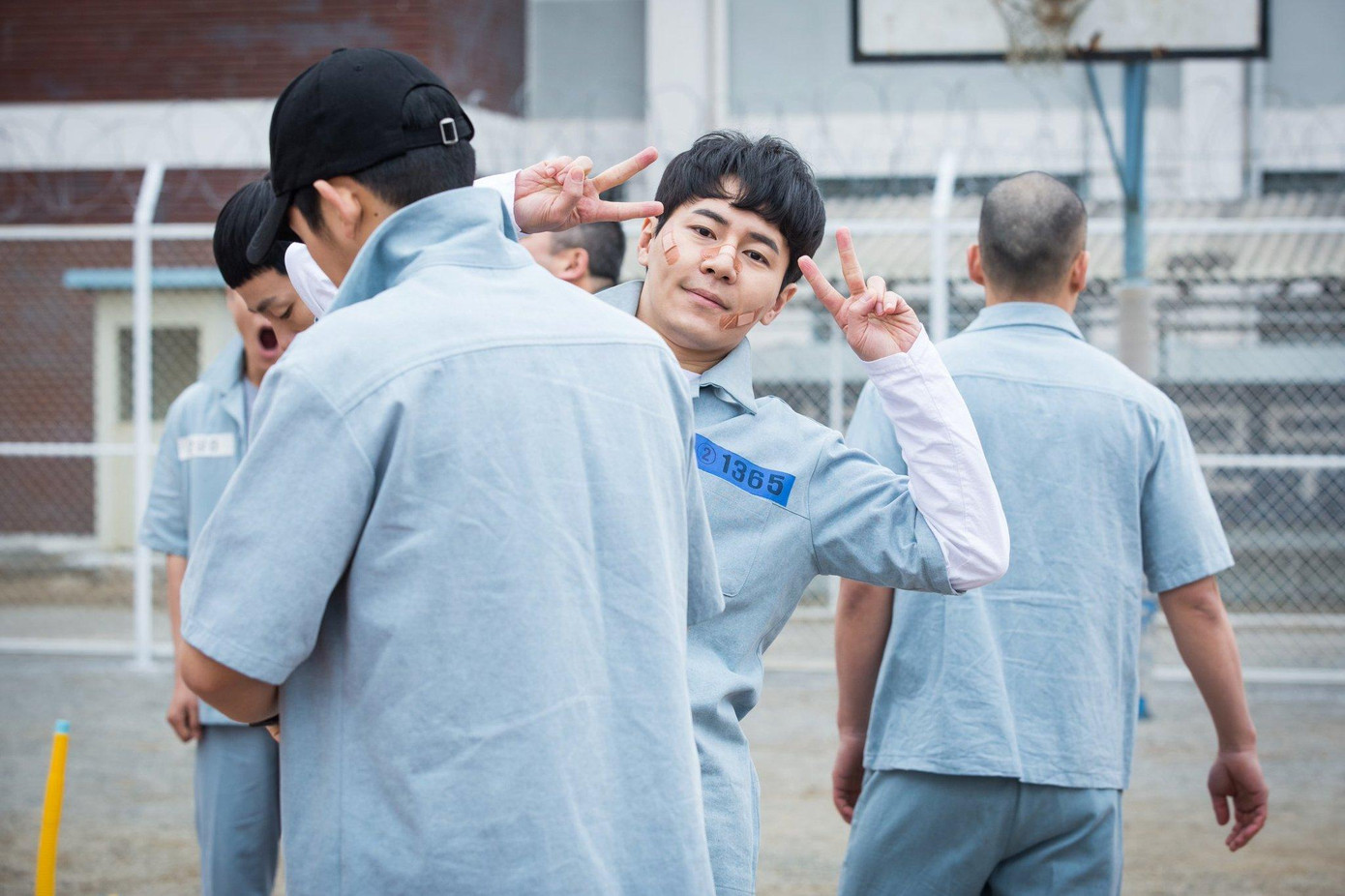 Năm nào đóng "Prison Playbook" hài hước quá trời vầy cơ mà. Năm nào đóng "Prison Playbook" hài hước quá trời vầy cơ mà.