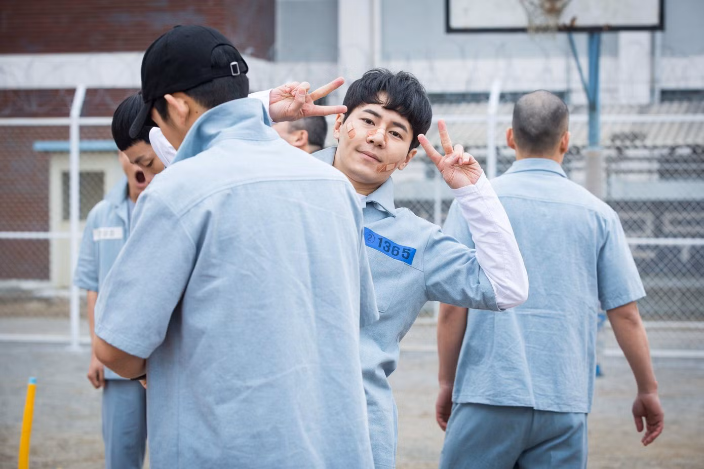 Năm nào đóng "Prison Playbook" hài hước quá trời vầy cơ mà.
