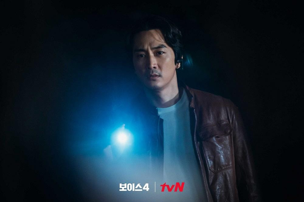 Cộng sự của cô trong phần này là cảnh sát Derek Cho. Cộng sự của cô trong phần này là cảnh sát Derek Cho.