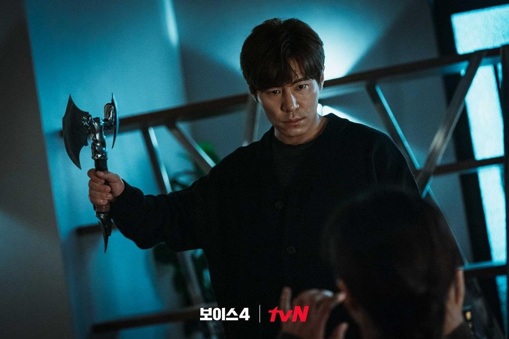 Nhân cách Circus Man, vũ khí hắn thích dùng là rìu hai lưỡi. Nhân cách Circus Man, vũ khí hắn thích dùng là rìu hai lưỡi.