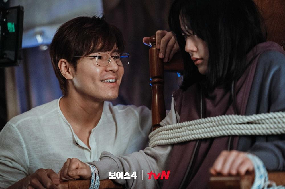 Nam diễn viên Lee Kyu Hyung đã lộ mặt là trùm phản diện của "Voice 4". Nam diễn viên Lee Kyu Hyung đã lộ mặt là trùm phản diện của "Voice 4".