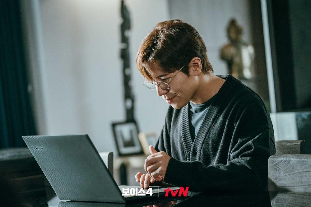 Nhân cách Giáo sư, hắn lên kế hoạch "săn mồi". Nhân cách Giáo sư, hắn lên kế hoạch "săn mồi".