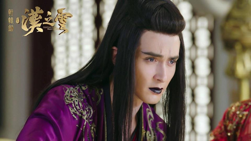 Phiên bản "tóc nâu môi trầm" ám ảnh... Phiên bản "tóc nâu môi trầm" ám ảnh...