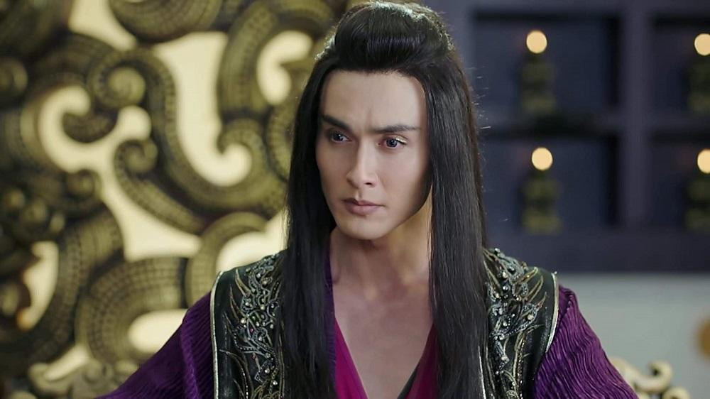 Không biết thả cái búi tóc xuống thì trông có đỡ hơn không... Không biết thả cái búi tóc xuống thì trông có đỡ hơn không...