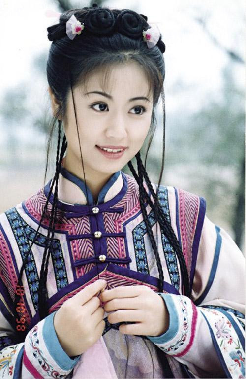 Một trong những mỹ nhân với kiểu tóc "hai râu" kinh điển của màn ảnh Hoa ngữ.