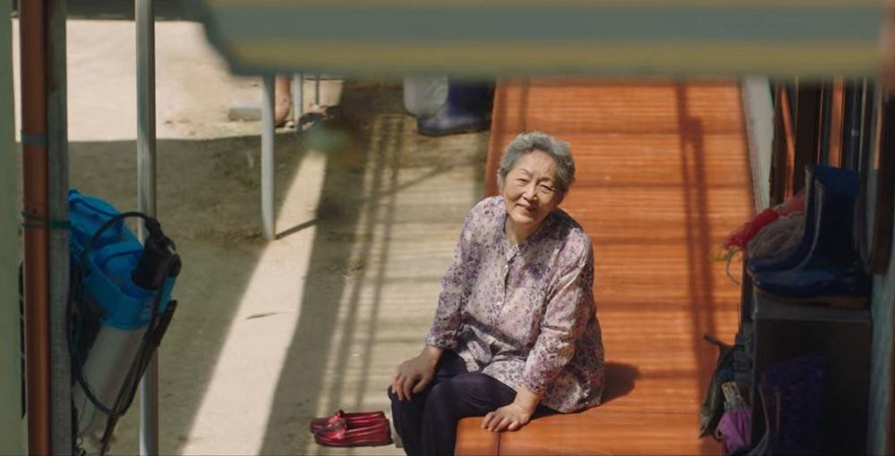 Bà đã để dành cho tôi một triệu một trăm hai mươi lăm ngàn. (Minh họa: Phim Hometown Cha Cha Cha) Bà đã để dành cho tôi một triệu một trăm hai mươi lăm ngàn. (Minh họa: Phim Hometown Cha Cha Cha)