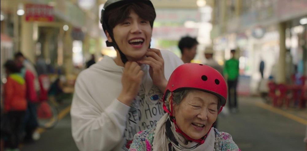 Bà luôn thích kể đi kể lại mấy câu chuyện cũ từ thời chống Pháp... (Minh họa: Phim Hometown Cha Cha Cha) Bà luôn thích kể đi kể lại mấy câu chuyện cũ từ thời chống Pháp... (Minh họa: Phim Hometown Cha Cha Cha)