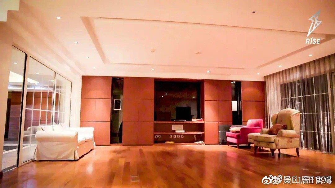 1RISE sống ở một nơi như chốn thiếu gia, tổng tài ở. 1RISE sống ở một nơi như chốn thiếu gia, tổng tài ở.