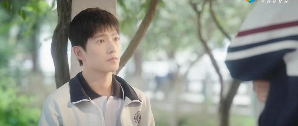 Dương Dương điển trai và trẻ trung bất ngờ trong bộ đồng phục học sinh. Dương Dương điển trai và trẻ trung bất ngờ trong bộ đồng phục học sinh.