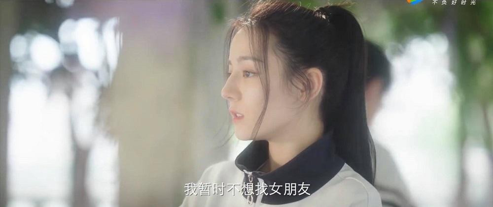 Địch Lệ Nhiệt Ba cũng vô cùng xinh đẹp, chắc hồi đi học là hoa khôi rồi! Địch Lệ Nhiệt Ba cũng vô cùng xinh đẹp, chắc hồi đi học là hoa khôi rồi!