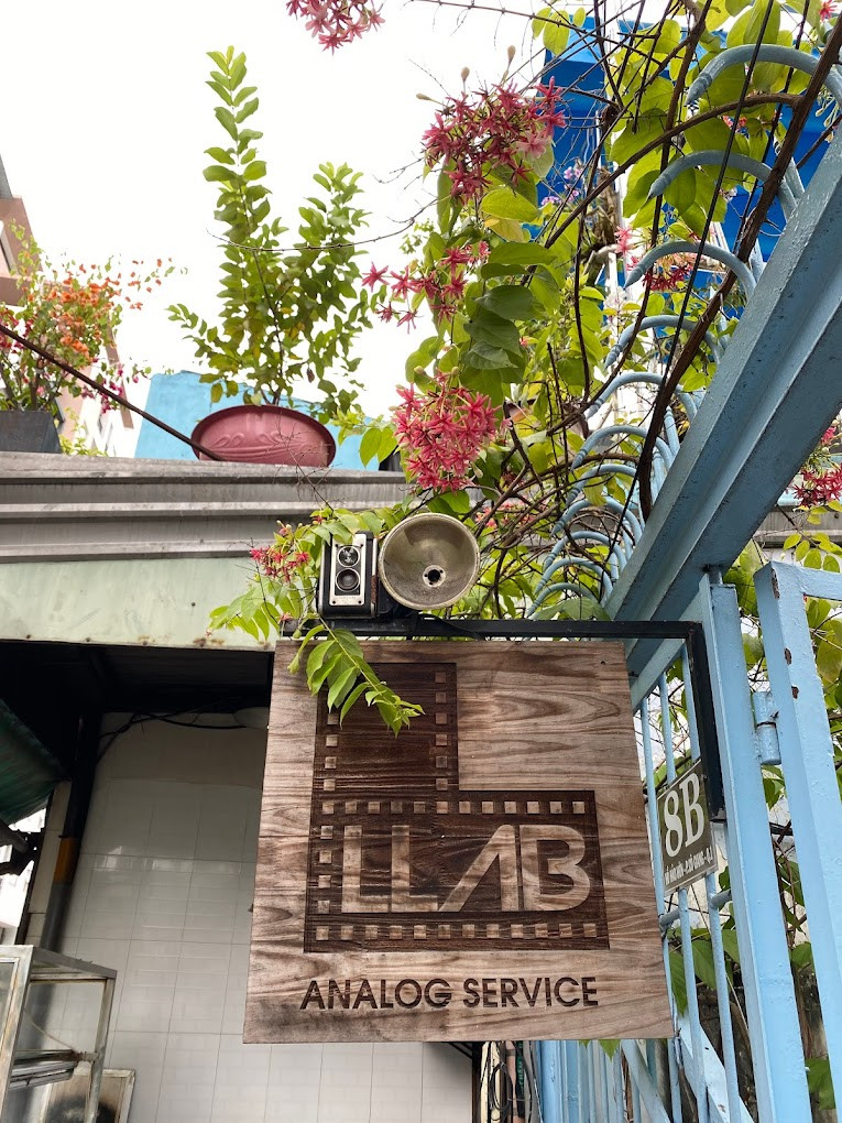 Biển hiệu LLab bên cánh cổng xanh “huyền thoại”. (Ảnh: Fu sen)