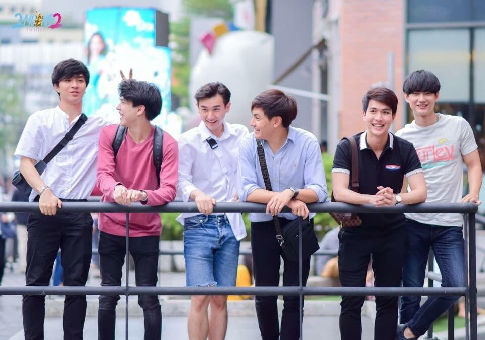 Nine đứng thứ ba, từ trái qua phải. Nine đứng thứ ba, từ trái qua phải.