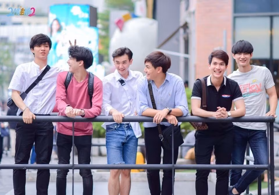 Nine đứng thứ ba, từ trái qua phải. Nine đứng thứ ba, từ trái qua phải.