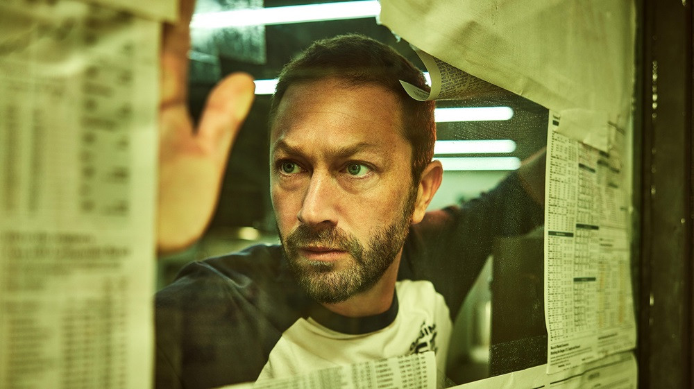 Ebon Moss-Bachrach trong The Bear. Ebon Moss-Bachrach trong The Bear.