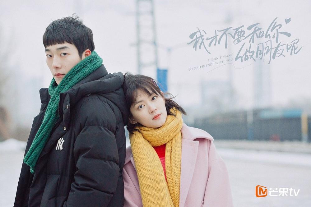 Loài hoa nở vào mùa Hạ ấy mang tên “Forget me not” - hoa lưu ly, mang ý nghĩa &quot;xin đừng quên tôi&quot;. (Minh họa: Phim Tôi không muốn làm bạn với cậu đâu)