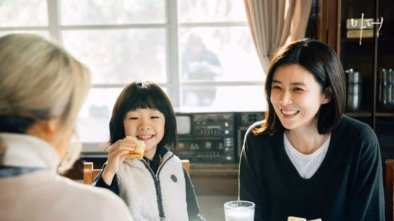 Và mùa Hạ năm nay, tôi thấy mẹ nở nụ cười đẹp nhất. (Minh họa: Phim "Mother")