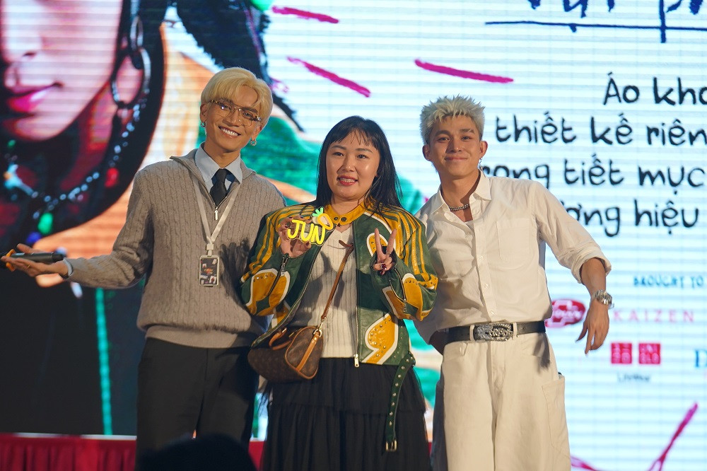 Chiếc áo khoác Vợ Người Ta. Chiếc áo khoác Vợ Người Ta.