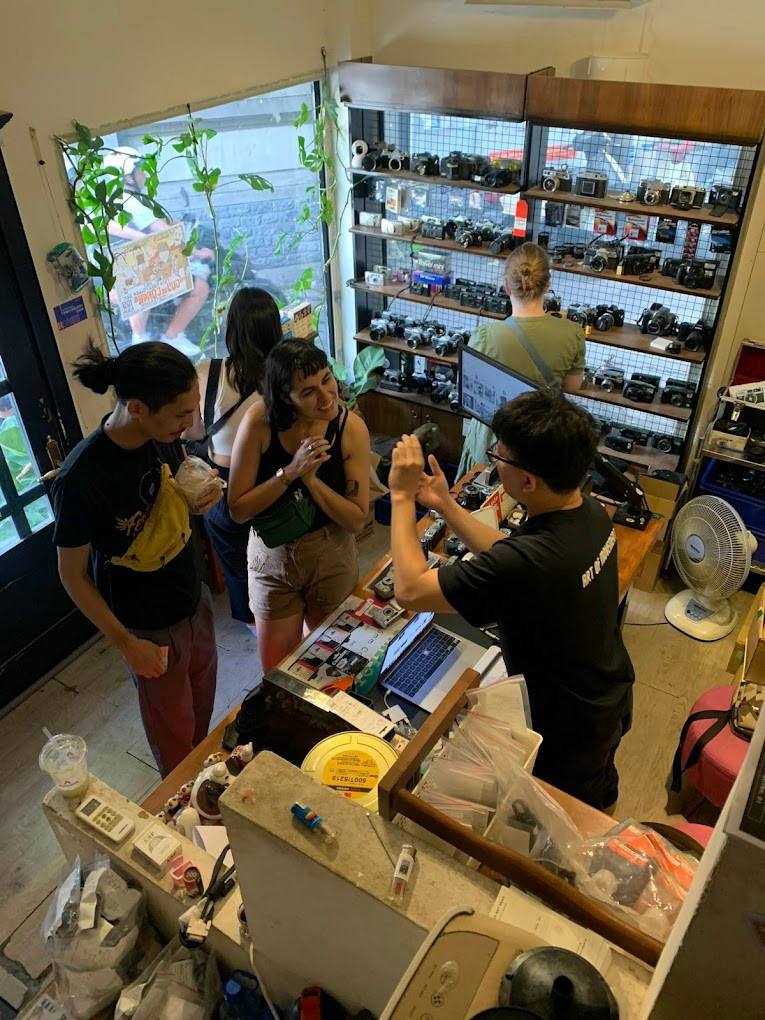 Cửa tiệm “núp hẻm” nhưng vô cùng tấp nập. (Ảnh: Son Trinh)