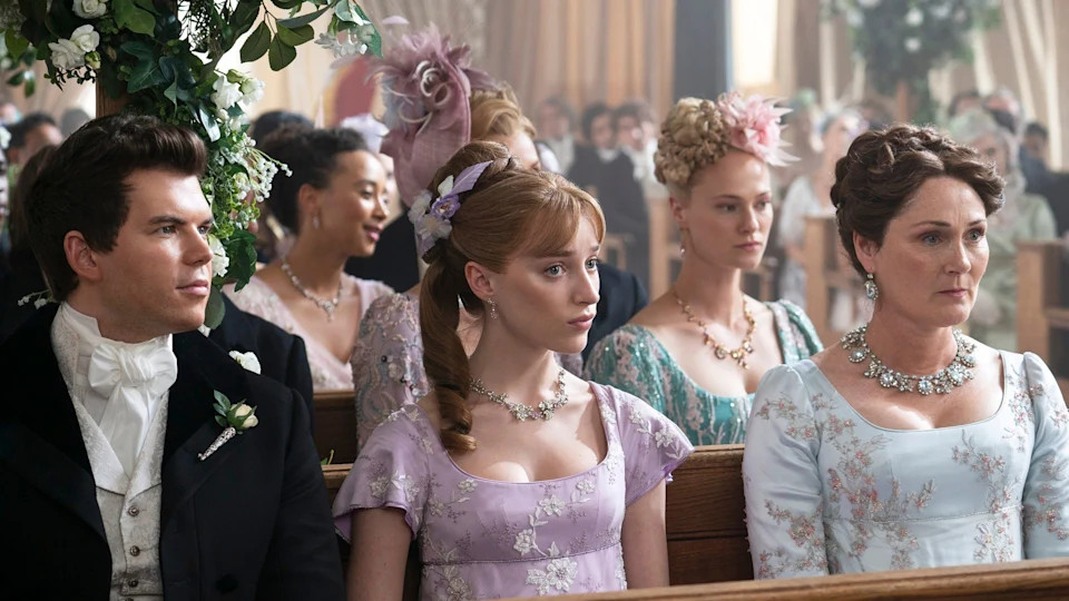 Colin Bridgerton (ngoài cùng bên trái), Daphne và mẹ của cả hai - phu nhân Bridgerton trong một cảnh phim. Colin Bridgerton (ngoài cùng bên trái), Daphne và mẹ của cả hai - phu nhân Bridgerton trong một cảnh phim.