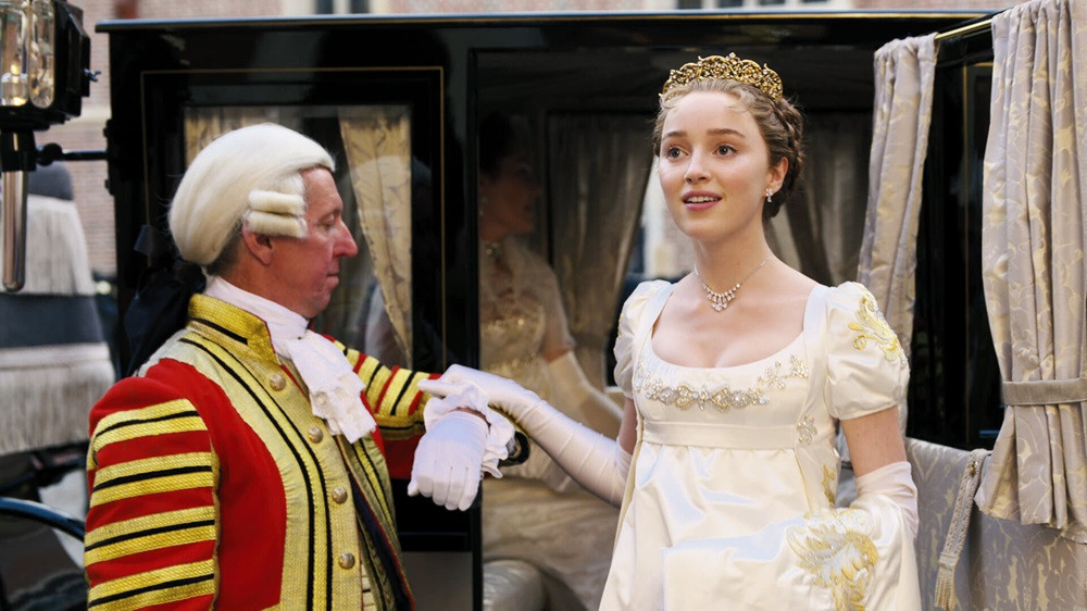 Phoebe Dynevor thủ vai Daphne Bridgerton trong Bridgerton. Phoebe Dynevor thủ vai Daphne Bridgerton trong Bridgerton.