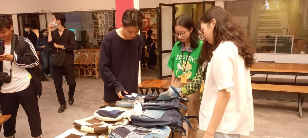 Sự kiện còn có gian hàng đồ cũ tái chế. Sự kiện còn có gian hàng đồ cũ tái chế.