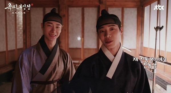 Hai anh em trên phim trường Chuyện Nàng Ok.