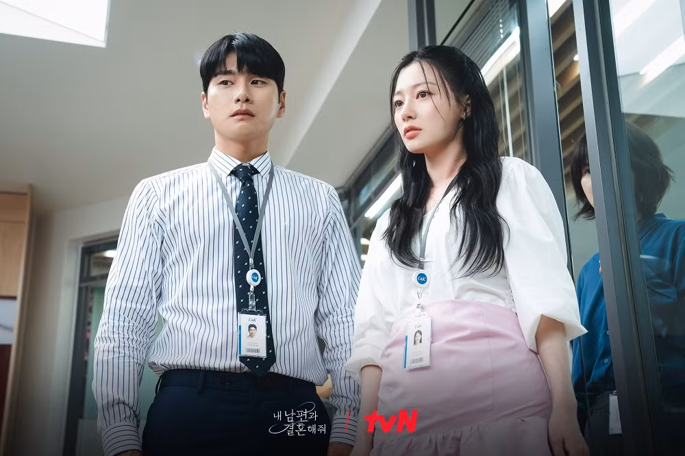 Lee Yi Kyung thủ vai người chồng trong bản gốc của Hàn. Lee Yi Kyung thủ vai người chồng trong bản gốc của Hàn.