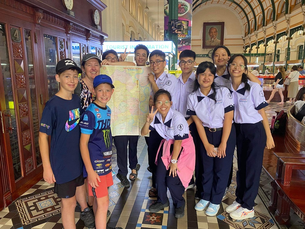 Nhóm học sinh THPT chuyên Trần Đại Nghĩa (TP.HCM) thực hiện dự án về các công trình kiến trúc Pháp tại thành phố.