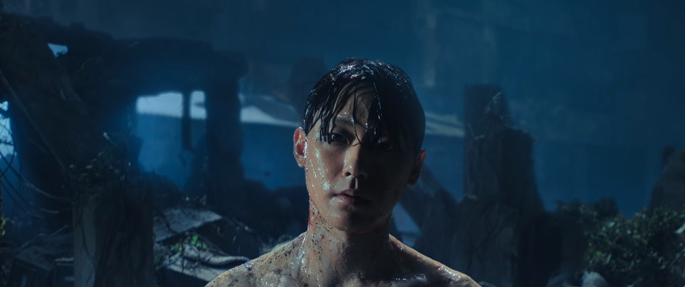 Lee Eun Hyuk cũng bị bao phủ bởi một lớp chất nhầy.