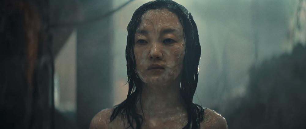 Một nhân vật cũng được cho là đã chết trong phần 1 bỗng &quot;sống lại&quot; trong phần 2, điều kỳ lạ là cả người cô đều dính một lớp chất nhầy.