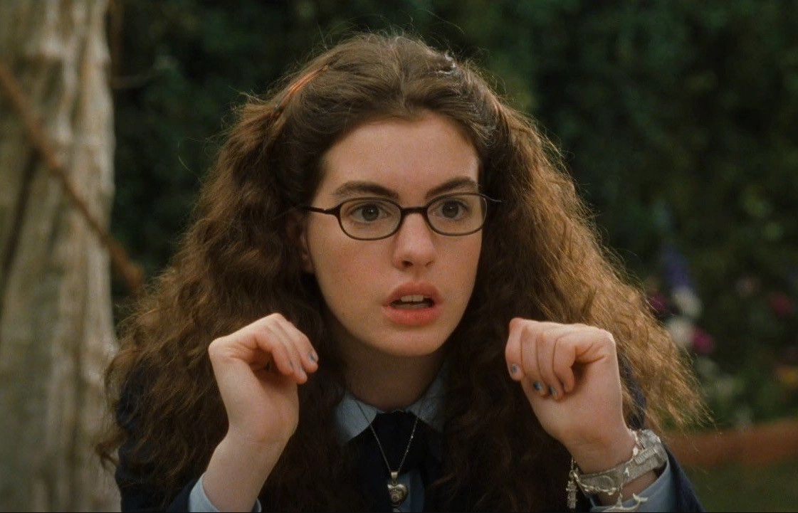 Anne Hathaway trong tạo hình &quot;vịt con xấu xí&quot; trong phần 1.