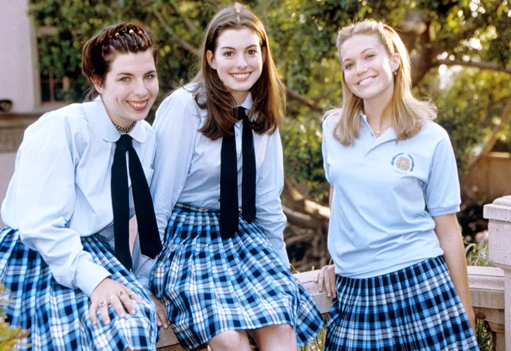 Mandy Moore (tóc vàng) đóng vai cô bạn xấu tính.
