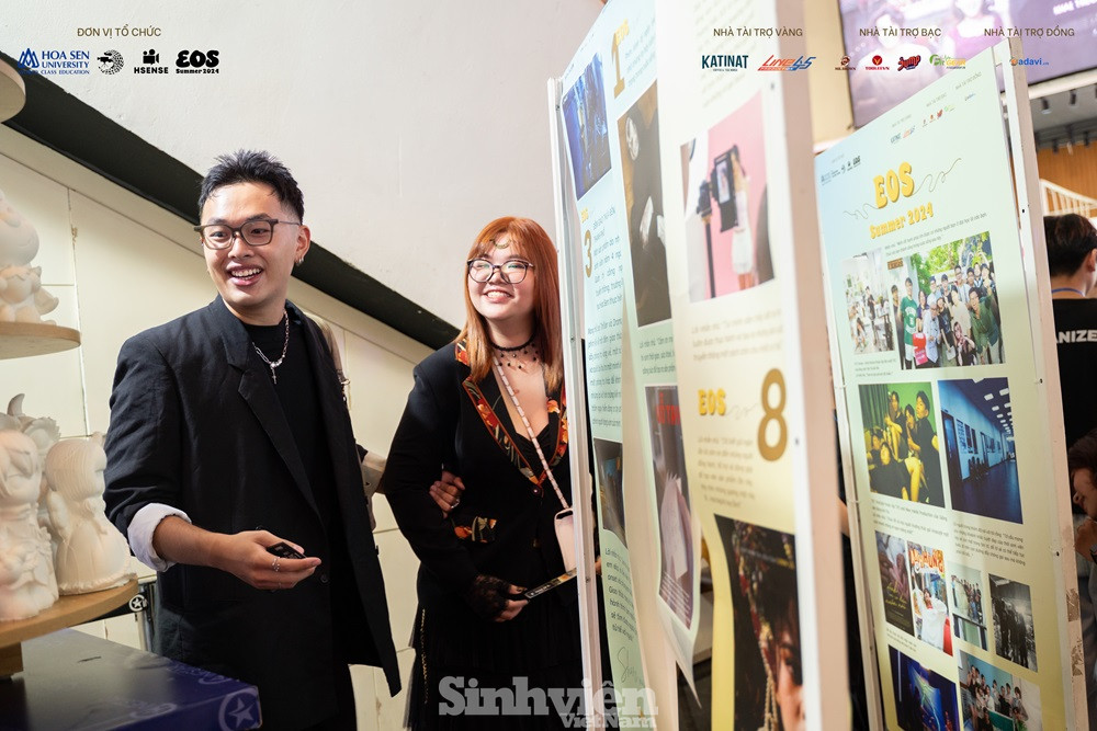 Các bạn sinh viên háo hức xem triển lãm.