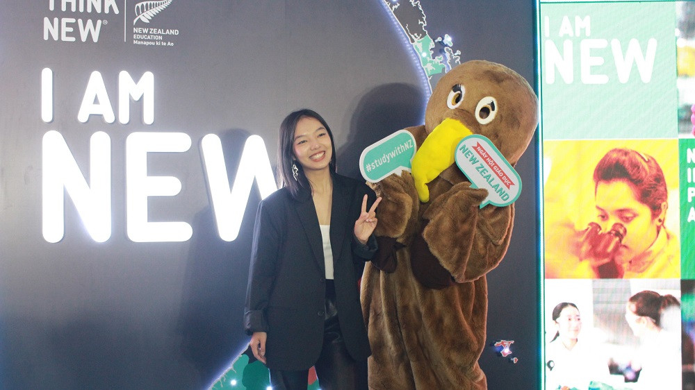 TikTok-er Trúc Linh check-in ngày hội. TikTok-er Trúc Linh check-in ngày hội.