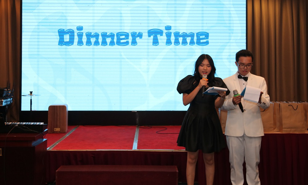 Các bạn học sinh hóa thành các MC duyên dáng.