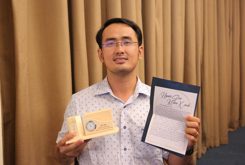 Thầy Anh Nhật nâng niu những món quà do các bạn chuẩn bị.