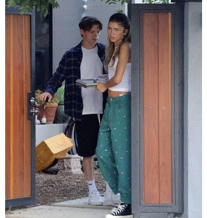 Trước đó Tom Holland còn bị bắt gặp đang ở khu vực nơi mẹ Zendaya sống. Trước đó Tom Holland còn bị bắt gặp đang ở khu vực nơi mẹ Zendaya sống.