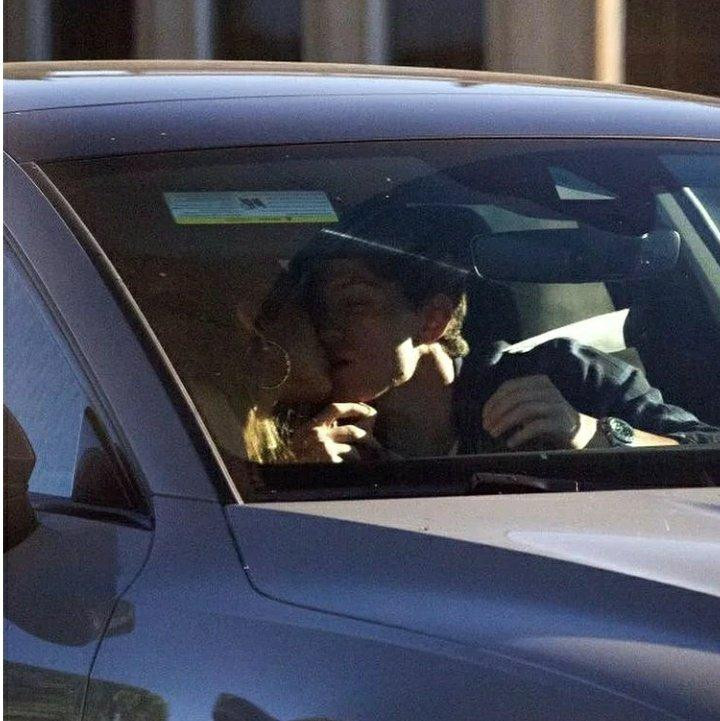 Cả hai trông rất ngọt ngào, tình cảm. Cả hai trông rất ngọt ngào, tình cảm.